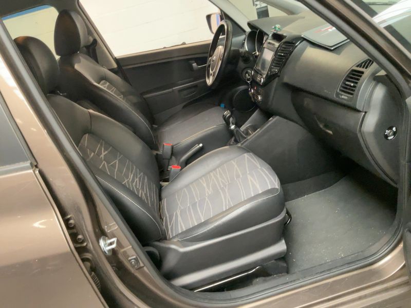 Kia Venga 1.4 Attract — zdjęcie 11