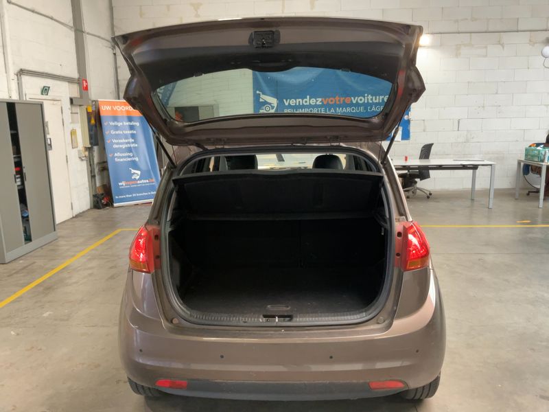 Kia Venga 1.4 Attract — zdjęcie 10