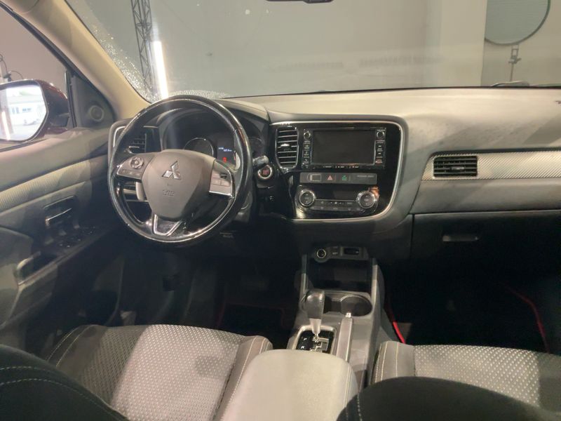 Mitsubishi Outlander 2.2 DI-D SUV-Star+ 4WD — zdjęcie 12