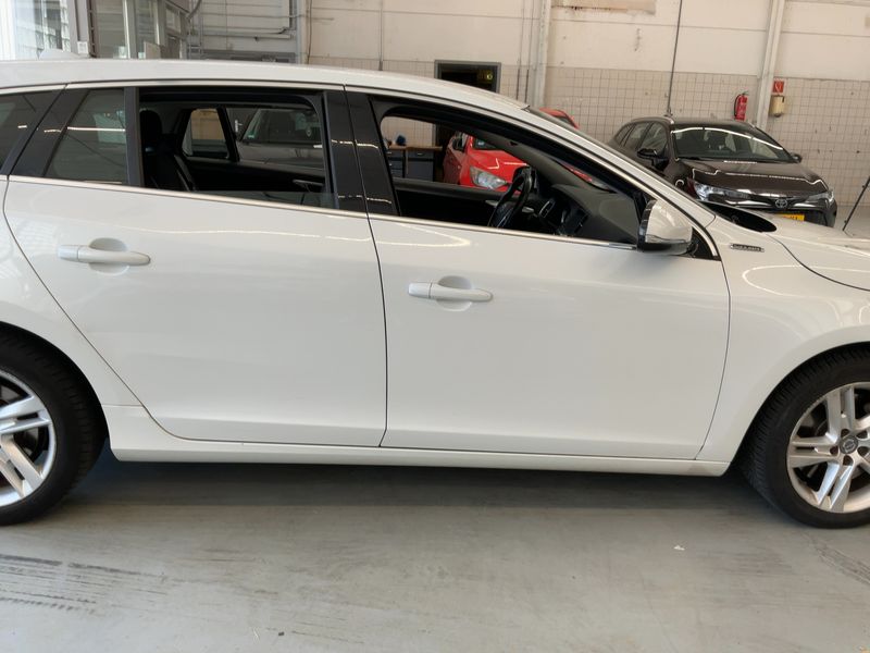 Volvo V60 2.4 D6 Plug-in Hybrid Momentum AWD — zdjęcie 7