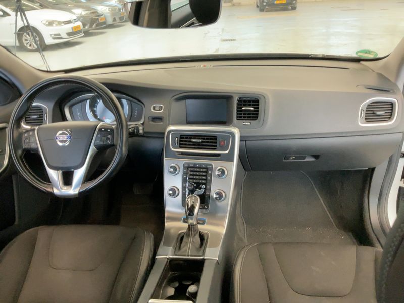 Volvo V60 2.4 D6 Plug-in Hybrid Momentum AWD — zdjęcie 12