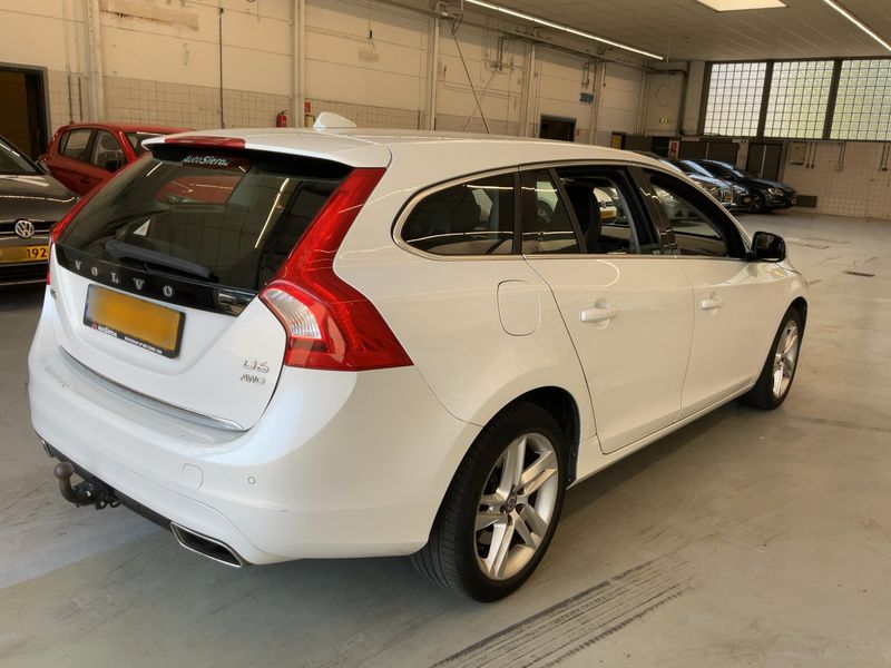 Volvo V60 2.4 D6 Plug-in Hybrid Momentum AWD — zdjęcie 6