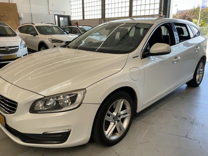 Volvo V60 2.4 D6 Plug-in Hybrid Momentum AWD — zdjęcie 2