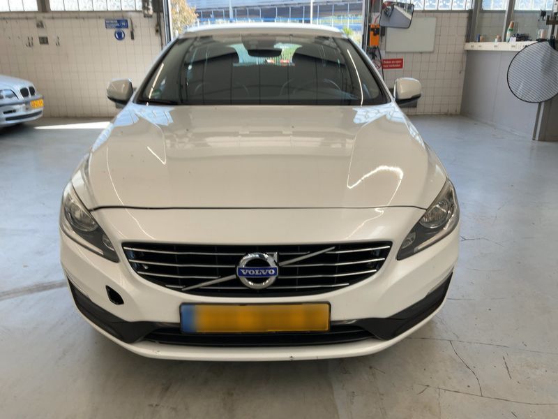 Volvo V60 2.4 D6 Plug-in Hybrid Momentum AWD — zdjęcie 9