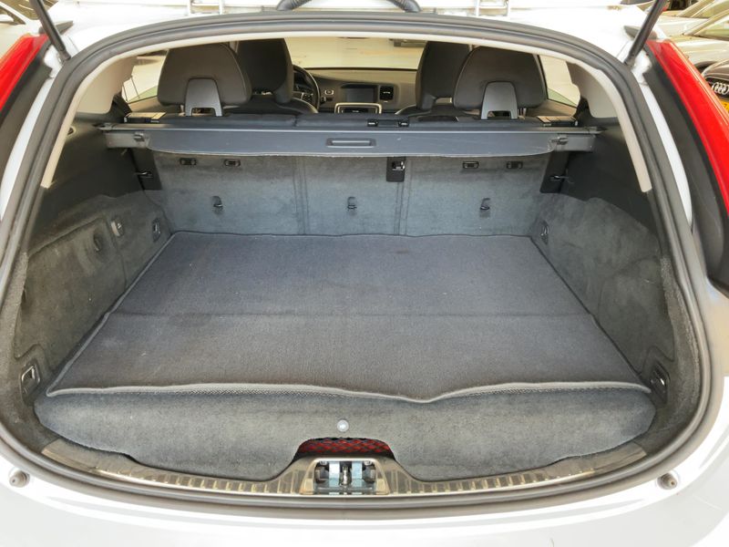 Volvo V60 2.4 D6 Plug-in Hybrid Momentum AWD — zdjęcie 10