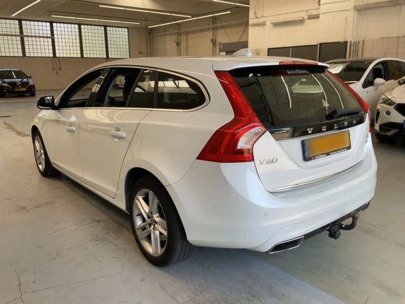 Volvo V60 2.4 D6 Plug-in Hybrid Momentum AWD — zdjęcie 3