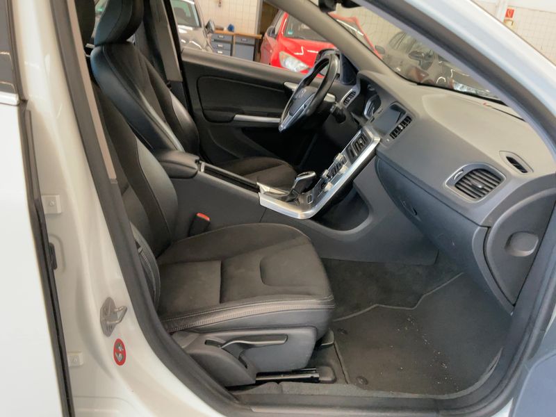 Volvo V60 2.4 D6 Plug-in Hybrid Momentum AWD — zdjęcie 11