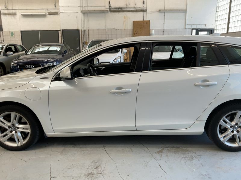 Volvo V60 2.4 D6 Plug-in Hybrid Momentum AWD — zdjęcie 4