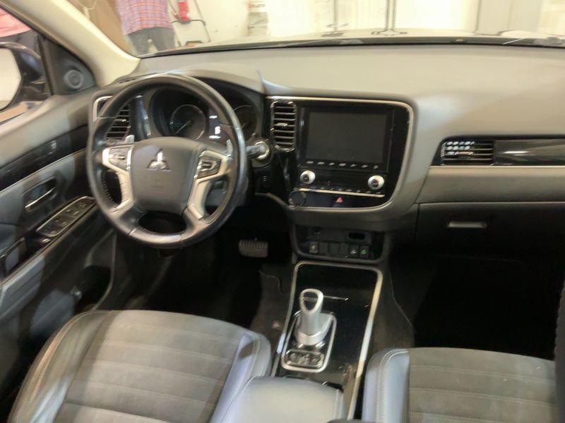 Mitsubishi Outlander 2.4 PHEV Spirit 4WD — zdjęcie 12