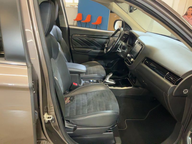 Mitsubishi Outlander 2.4 PHEV Spirit 4WD — zdjęcie 11