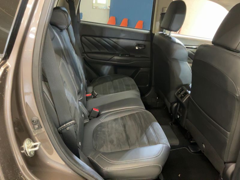Mitsubishi Outlander 2.4 PHEV Spirit 4WD — zdjęcie 14