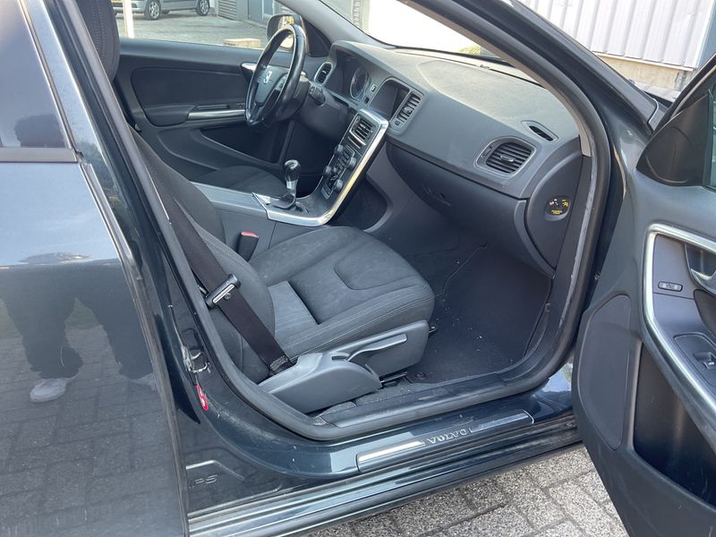 Volvo V60 1.6 D Kinetic — zdjęcie 3