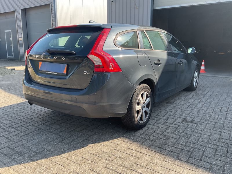 Volvo V60 1.6 D Kinetic — zdjęcie 2