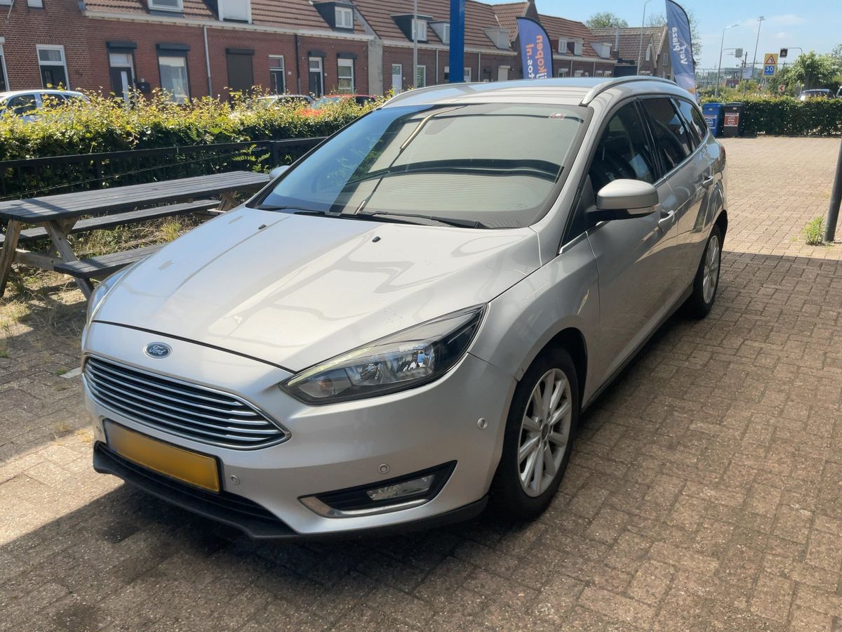 Ford Focus 2015 — photo 1