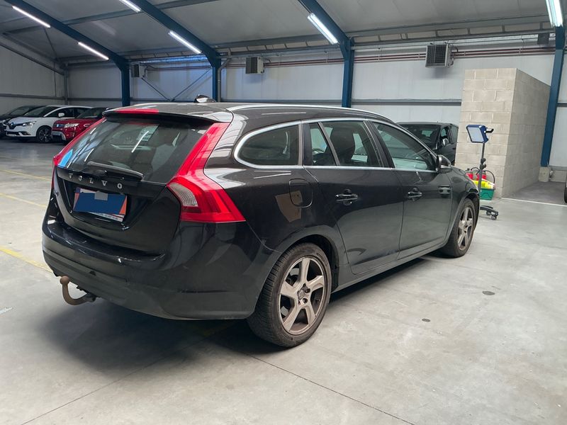 Volvo V60 2.0 D4 Summum — zdjęcie 2