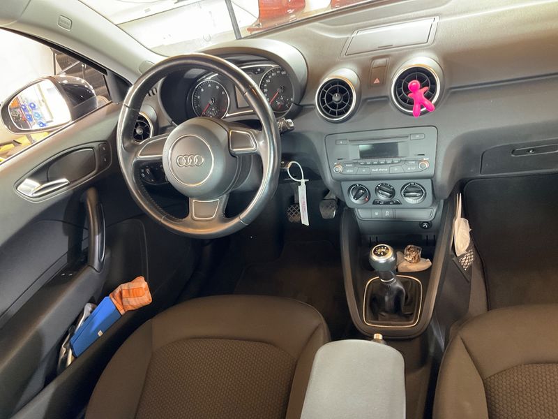 Audi A1 1.2 TFSI Attraction — zdjęcie 12