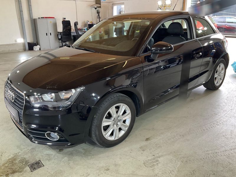 Audi A1 1.2 TFSI Attraction — zdjęcie 2