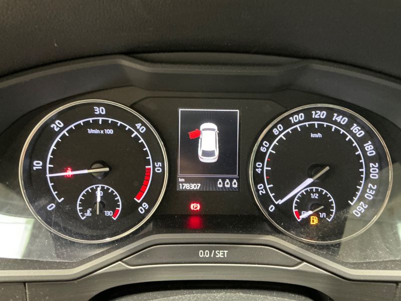 Skoda Superb 2.0 TDI Style — zdjęcie 13