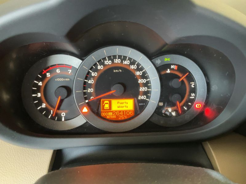 Toyota RAV 4 2.2 D-4D Executive — zdjęcie 13