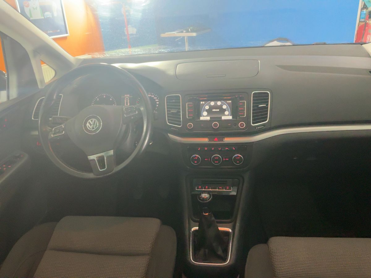 Volkswagen Sharan 2015 — photo 19