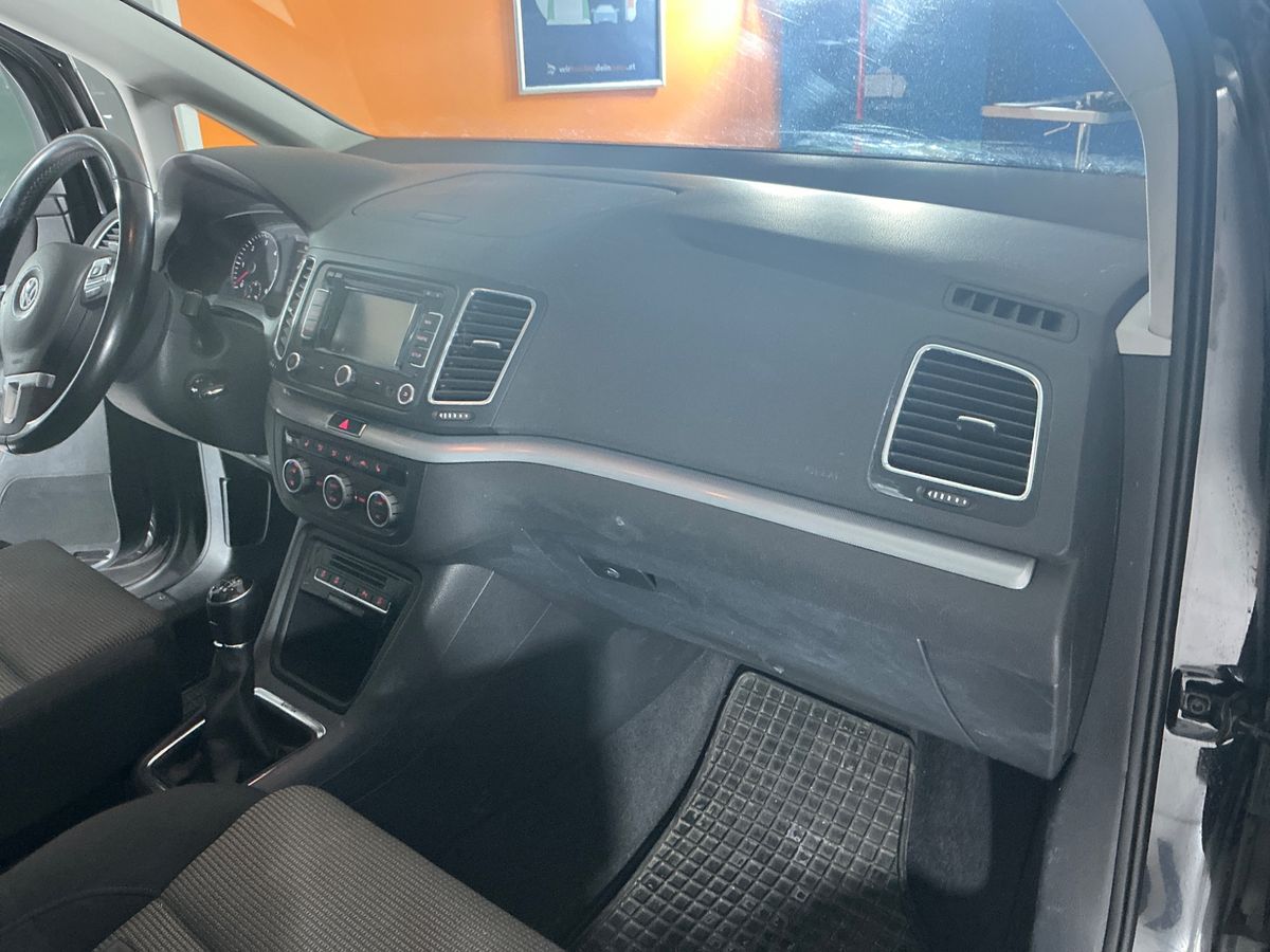 Volkswagen Sharan 2015 — photo 57