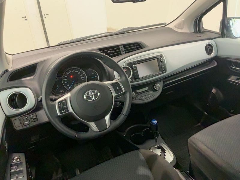 Toyota Yaris 1.5 Hybrid Edition 2014 — zdjęcie 12