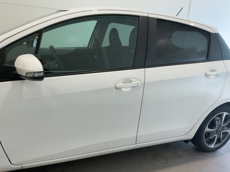 Toyota Yaris 1.5 Hybrid Edition 2014 — zdjęcie 4