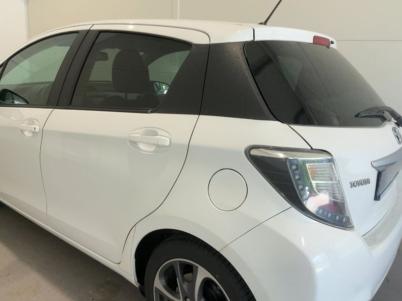 Toyota Yaris 1.5 Hybrid Edition 2014 — zdjęcie 3