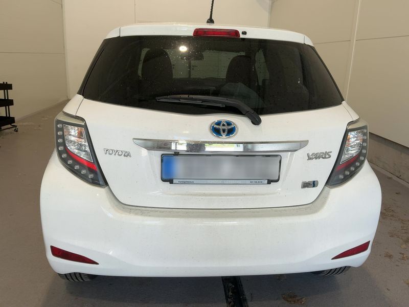 Toyota Yaris 1.5 Hybrid Edition 2014 — zdjęcie 5