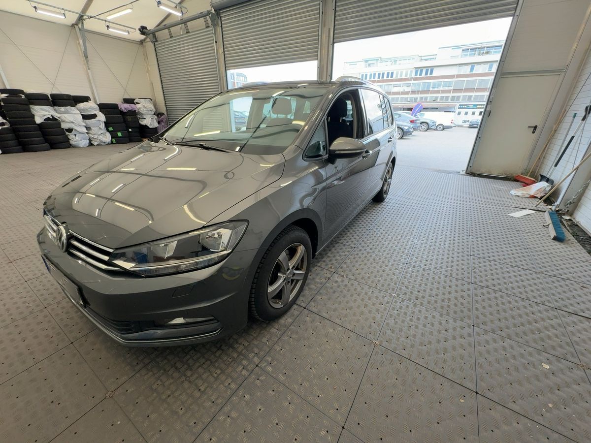 Volkswagen Touran 2017 — photo 1