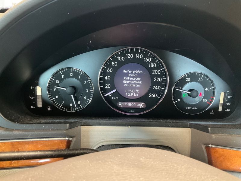 Mercedes-Benz E-Klasse E 220 CDI Elegance — zdjęcie 13