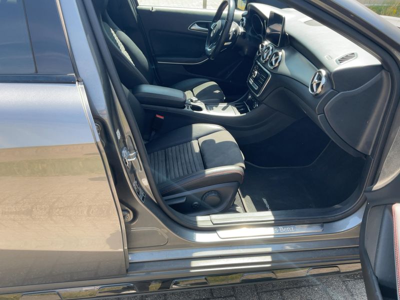 Mercedes-Benz GLA-Klasse GLA 180 AMG Line — zdjęcie 11