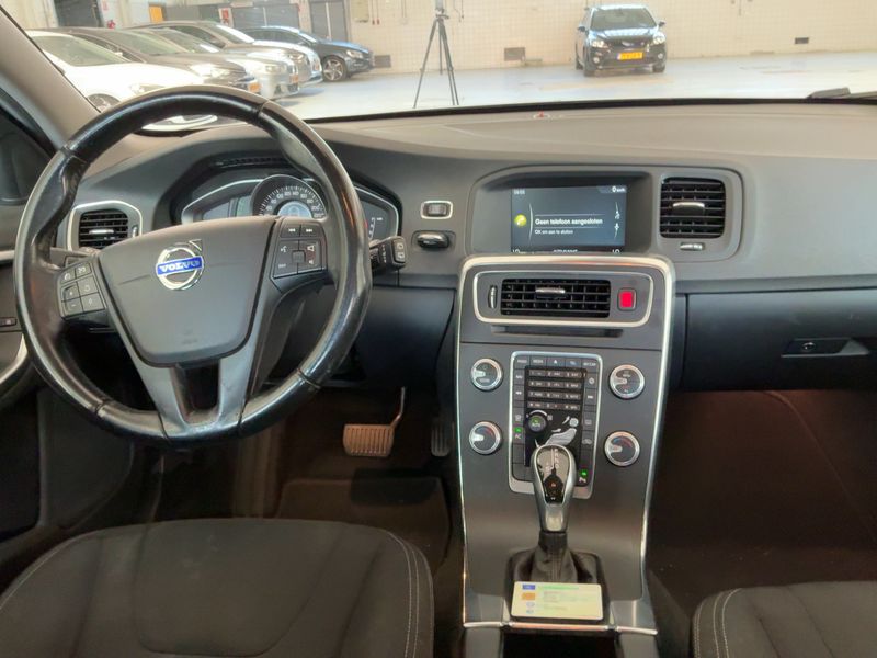 Volvo V60 1.6 T3 Kinetic — zdjęcie 12