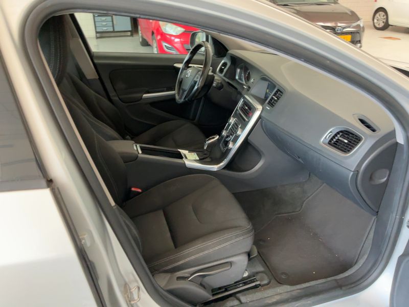 Volvo V60 1.6 T3 Kinetic — zdjęcie 11