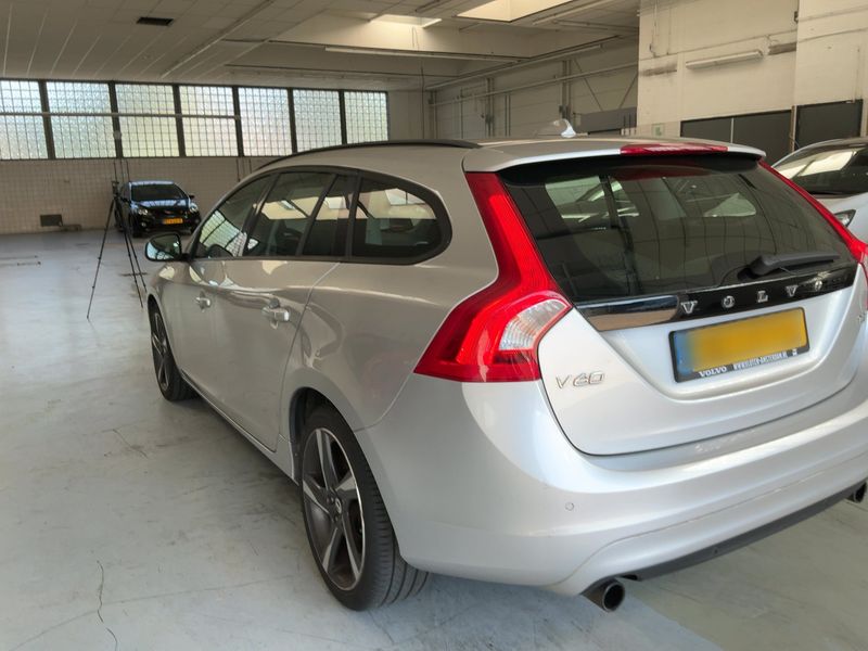 Volvo V60 1.6 T3 Kinetic — zdjęcie 3
