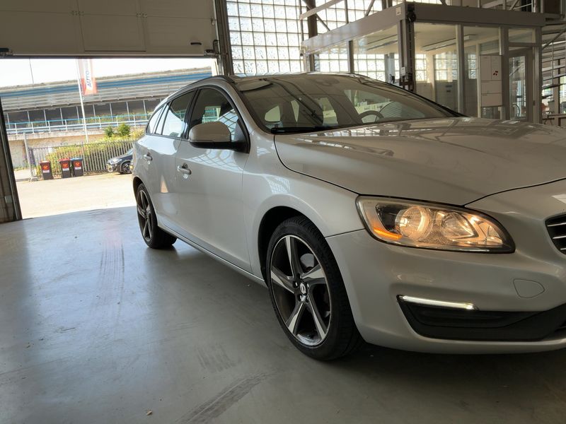 Volvo V60 1.6 T3 Kinetic — zdjęcie 8