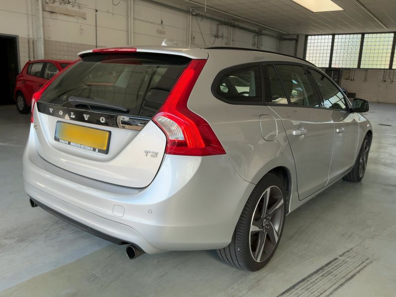 Volvo V60 1.6 T3 Kinetic — zdjęcie 6