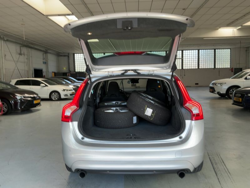 Volvo V60 1.6 T3 Kinetic — zdjęcie 10