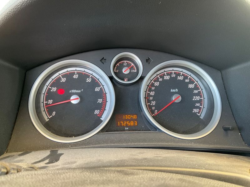 Opel Astra GTC 1.6 Sport — zdjęcie 4