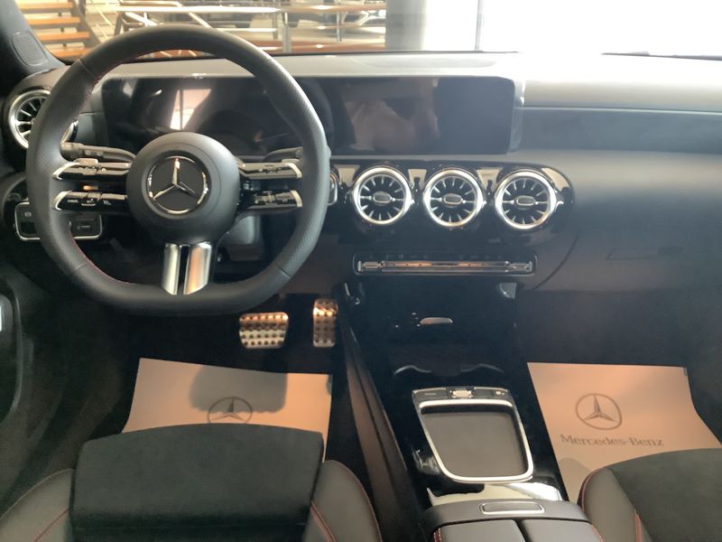 Mercedes-Benz A-Klasse A 250e AMG Line — zdjęcie 11