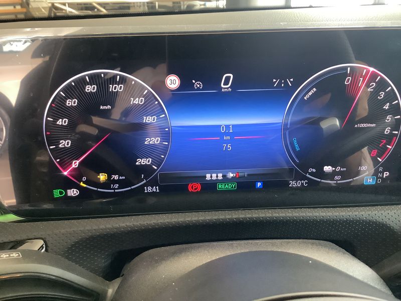 Mercedes-Benz A-Klasse A 250e AMG Line — zdjęcie 12