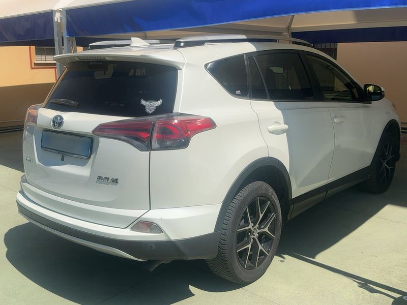 Toyota RAV 4 2.0 D-4D Lounge 2016 – снимка 8