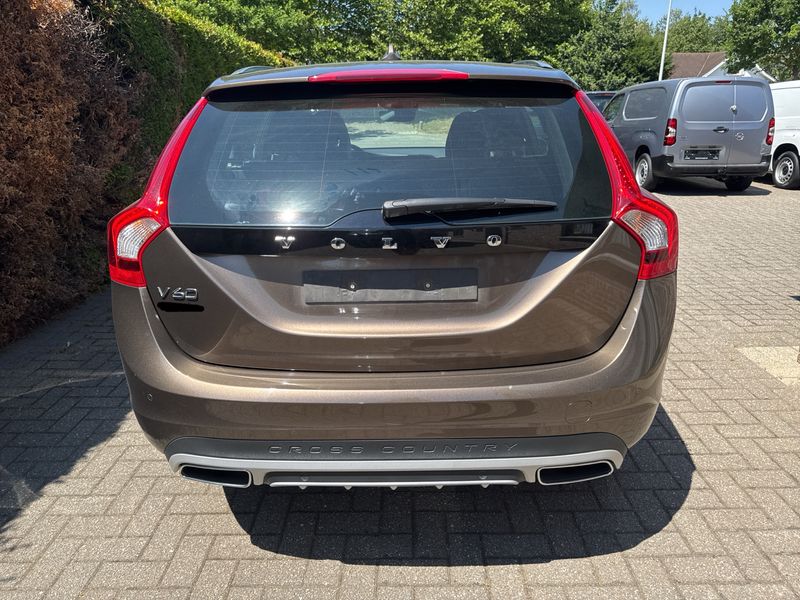 Volvo V60 Cross Country 2.0 D3 Momentum — zdjęcie 4