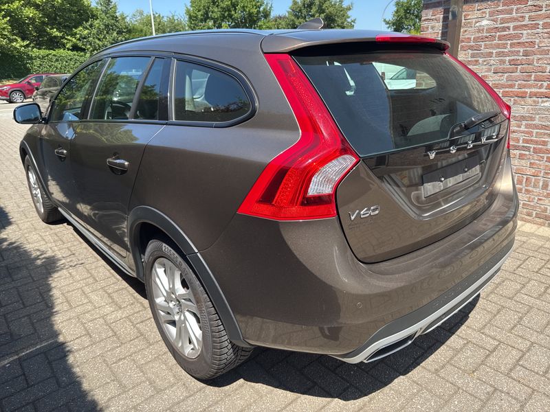 Volvo V60 Cross Country 2.0 D3 Momentum — zdjęcie 3