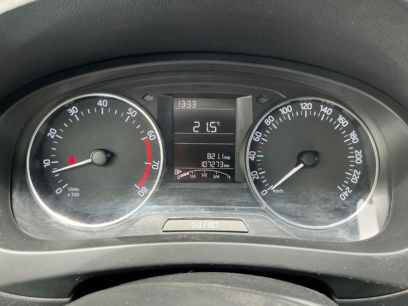 Skoda Rapid Spaceback 1.2 TSI Red & Grey — zdjęcie 13