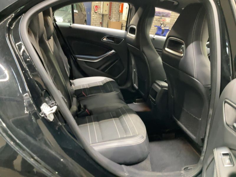 Mercedes-Benz A-Klasse A 180 BlueEfficiency Urban — zdjęcie 14