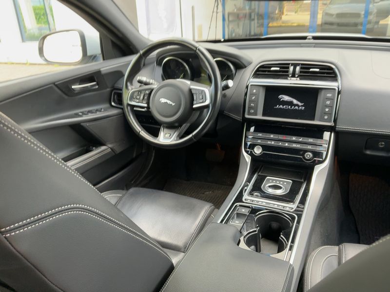 Jaguar XE 20d R-Sport — zdjęcie 12