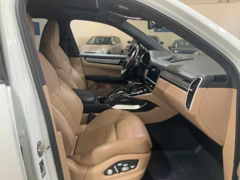 Porsche Cayenne Turbo — zdjęcie 11