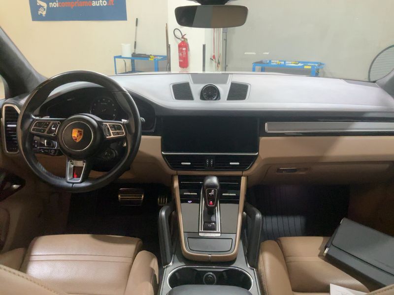 Porsche Cayenne Turbo — zdjęcie 12