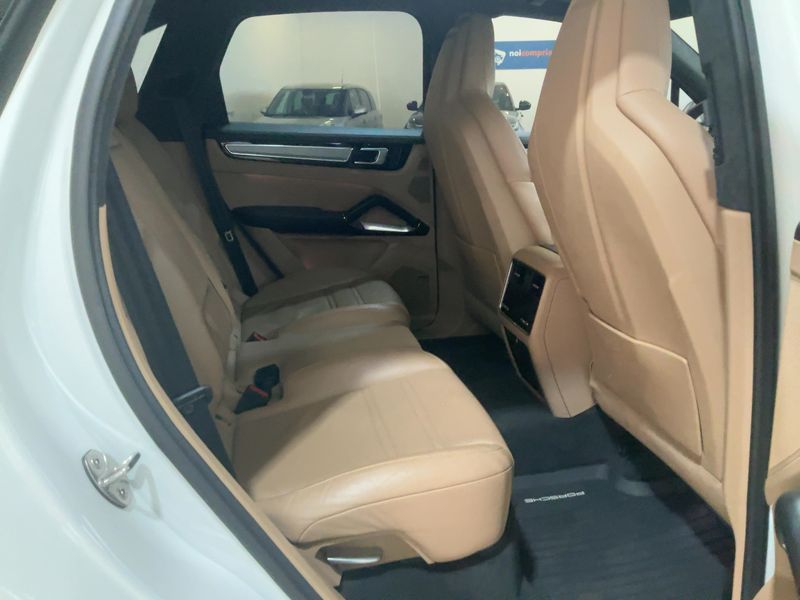 Porsche Cayenne Turbo — zdjęcie 14